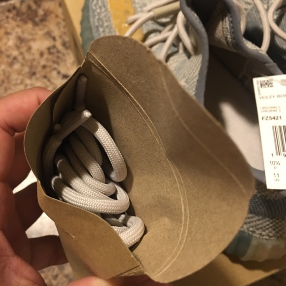 Yeezy 350 - Picture 6 of 9